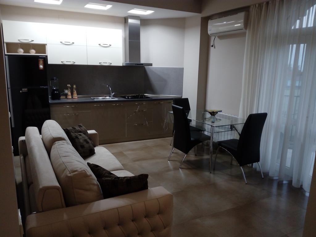 Apartment On Rustaveli Batumi Exterior photo