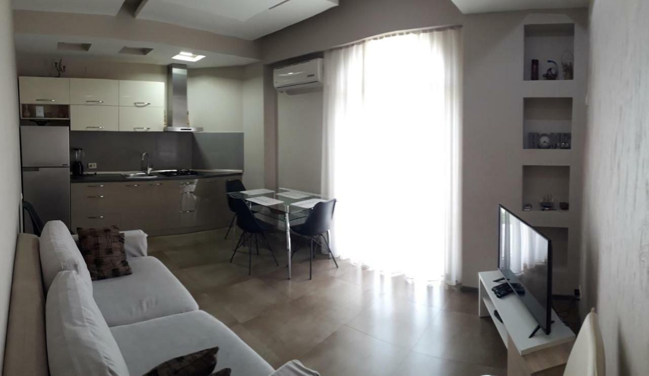 Apartment On Rustaveli Batumi Exterior photo